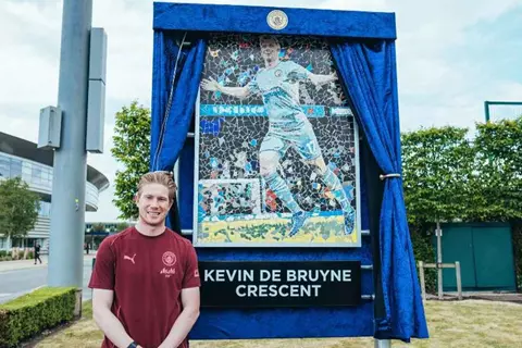 باللافتات والهتافات.. جماهير مانشستر سيتي تودع دي بروين في مباراته الأخيرة بملعب الاتحاد (صور)